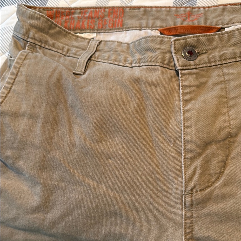 Dockers khakis 33x30 like new